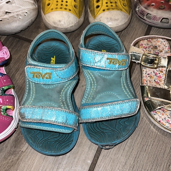Lot of 6 size 8 girls shoes sandals native teva crocs - Picture 4 of 10
